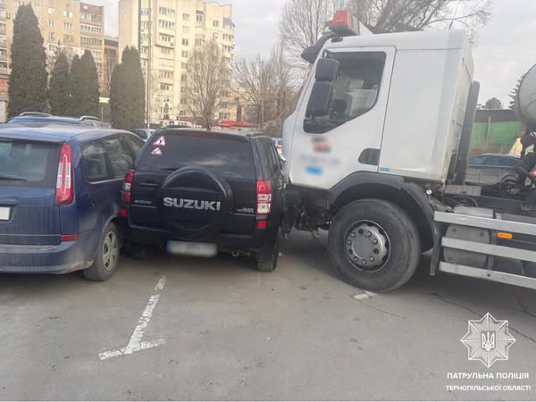  У Тернополі бетонозмішувач влетів у 5 легкових авто