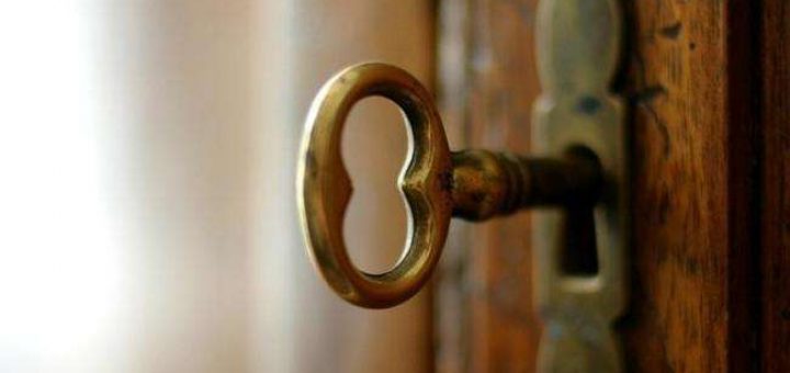 У Збаражі рятувальники визволили з замкненої квартири важкохворого чоловіка