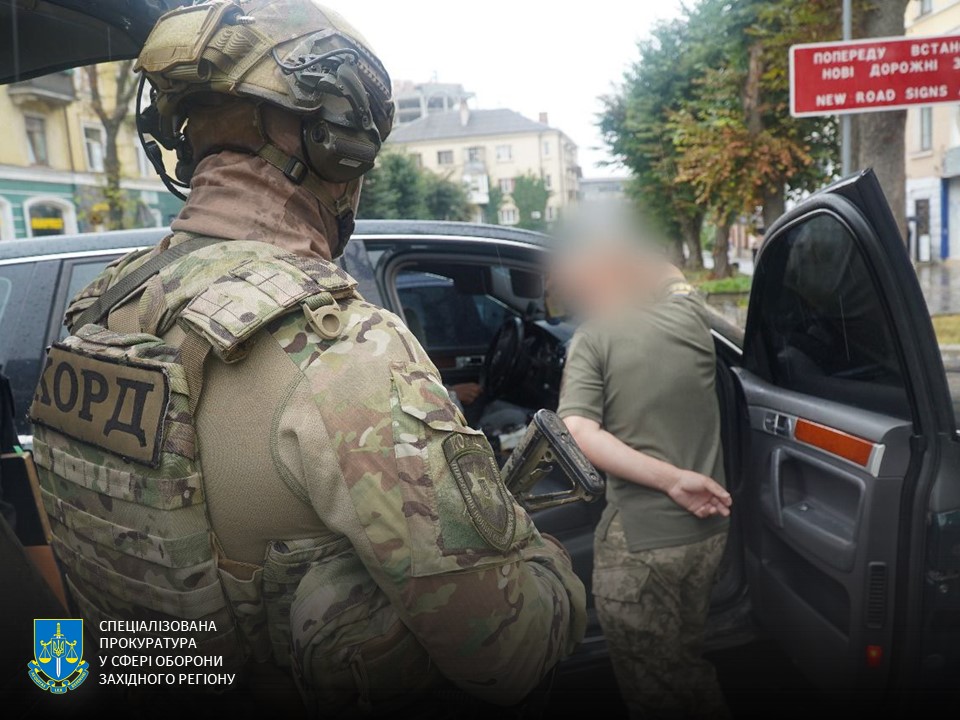 Наживалися на військовозобов’язаних. Тепер їх судитимуть.