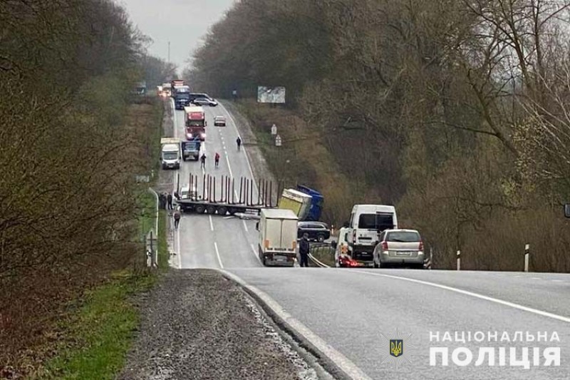 Смертельна ДТП на трасі “Тернопіль-Львів”: загинув водій вантажівки