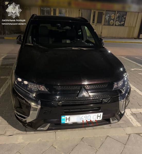 Щоб поліція не побачила номерний знак: водії у Тернополі клеють світловідбиваючі плівки