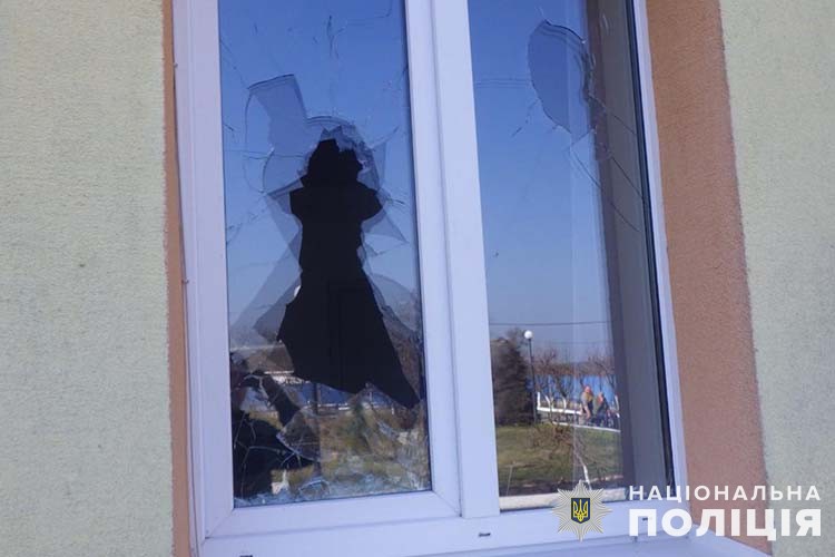 Хуліганство на Кременеччині: 21-річний хлопець розбив вікна у державних установах