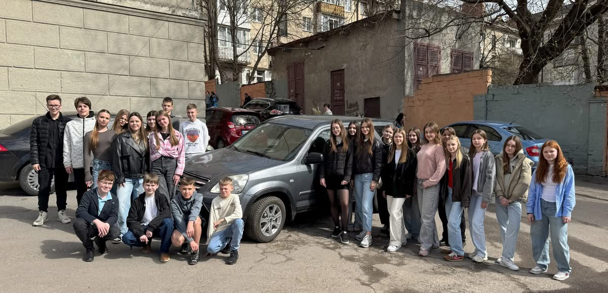 Учні Тернопільської школи №6 ім. Н. Яремчука купили  автомобіль для ЗСУ