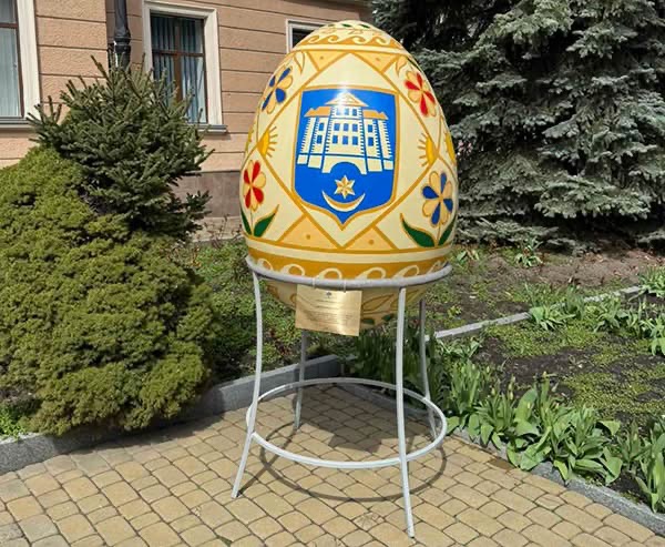 У Тернополі зʼявилися унікальні великодні інсталяції (фото)