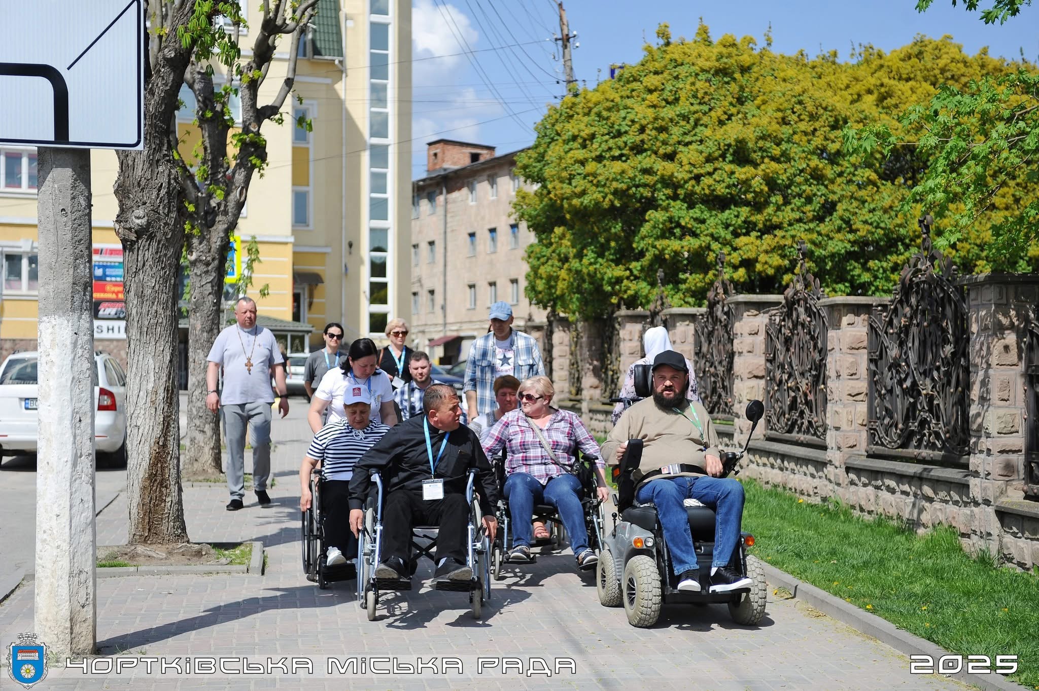 Експеримент у Чорткові: люди їздили у кріслах колісних містом