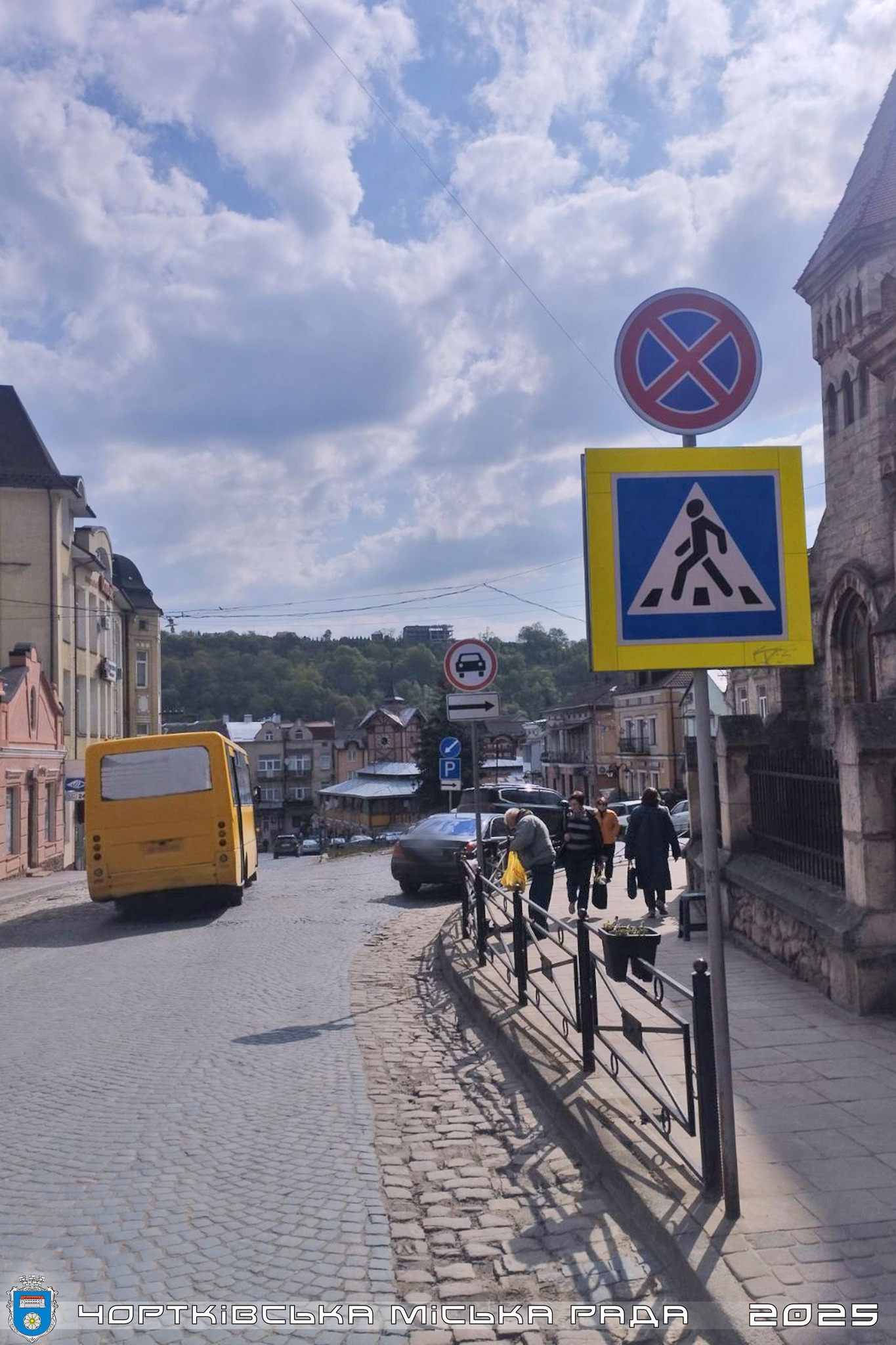 У Чорткові тривають штрафи за паркування в пішохідних зонах (фото)