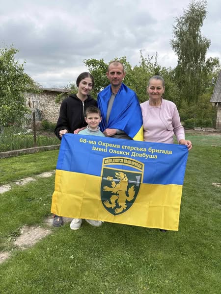 Після двох років полону на Тернопільщину повернувся воїн Дмитро Дерлиця