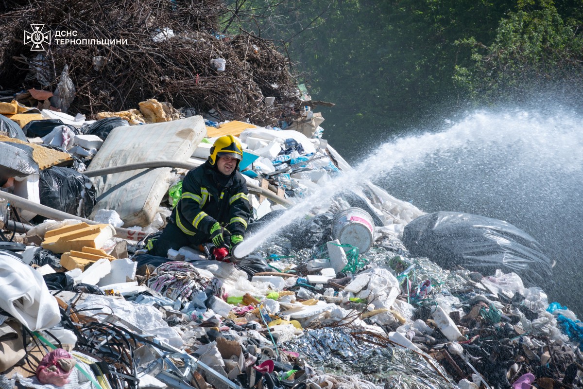 У Тернополі другий день гасять пожежу на стихійному сміттєзвалищі (фото/відео)