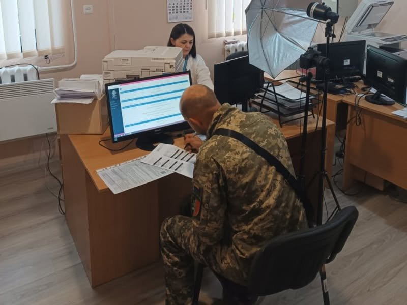 У Зборові оформили закордонний паспорт військовому, який був три роки в полоні