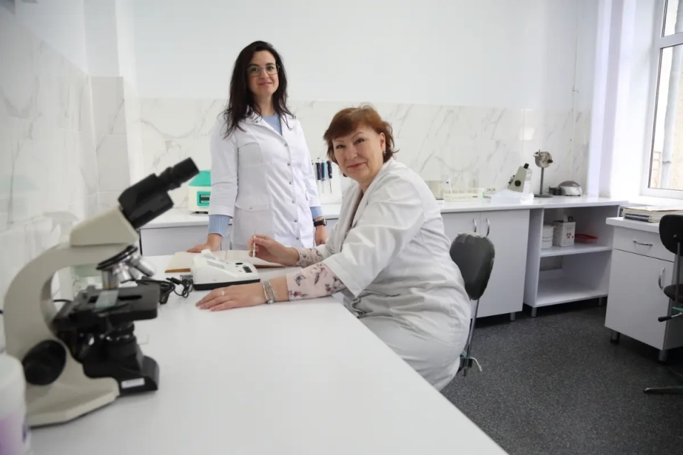 У Тернополі відкрили оновлену лабораторію контролю якості крові (фото)