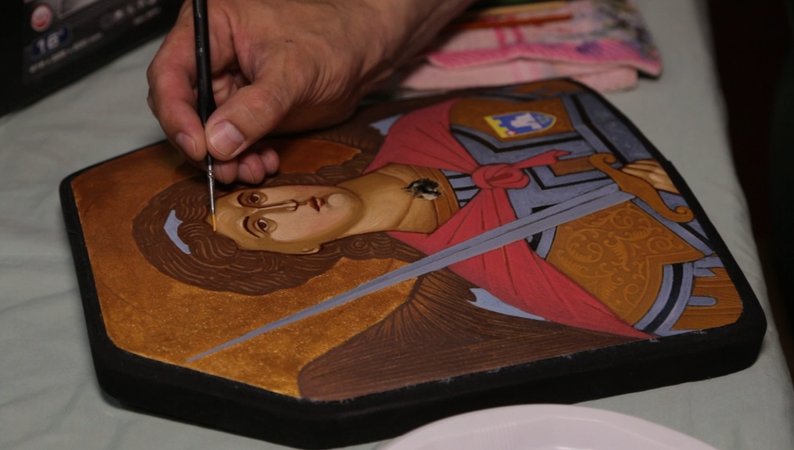 У Кременці капелан малює ікону на бронежилеті, який врятував військового