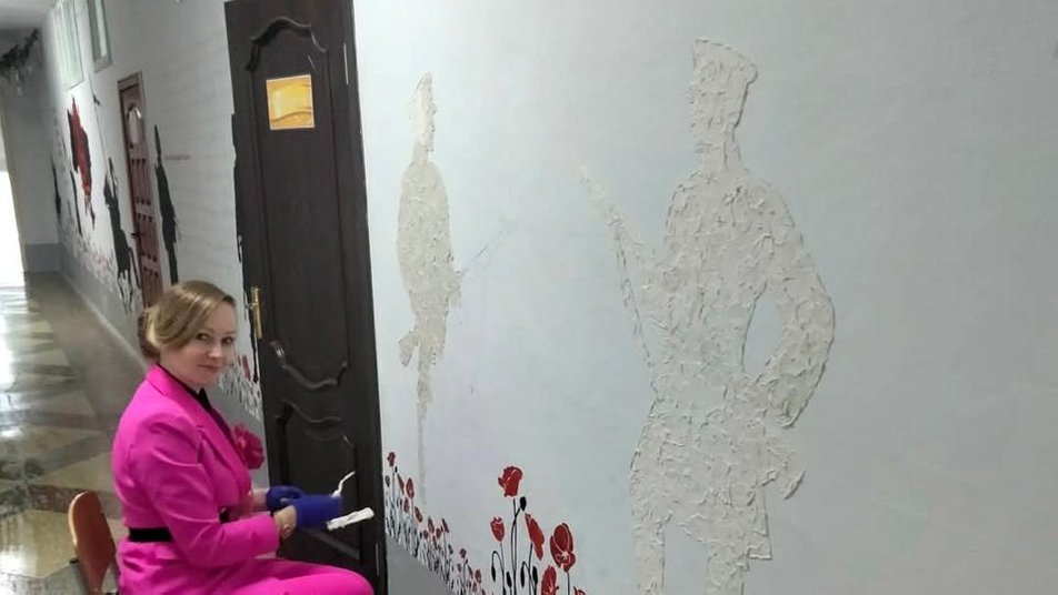 У Збаразькому ліцеї вчителька прикрасила стіни власними малюнками (фото)