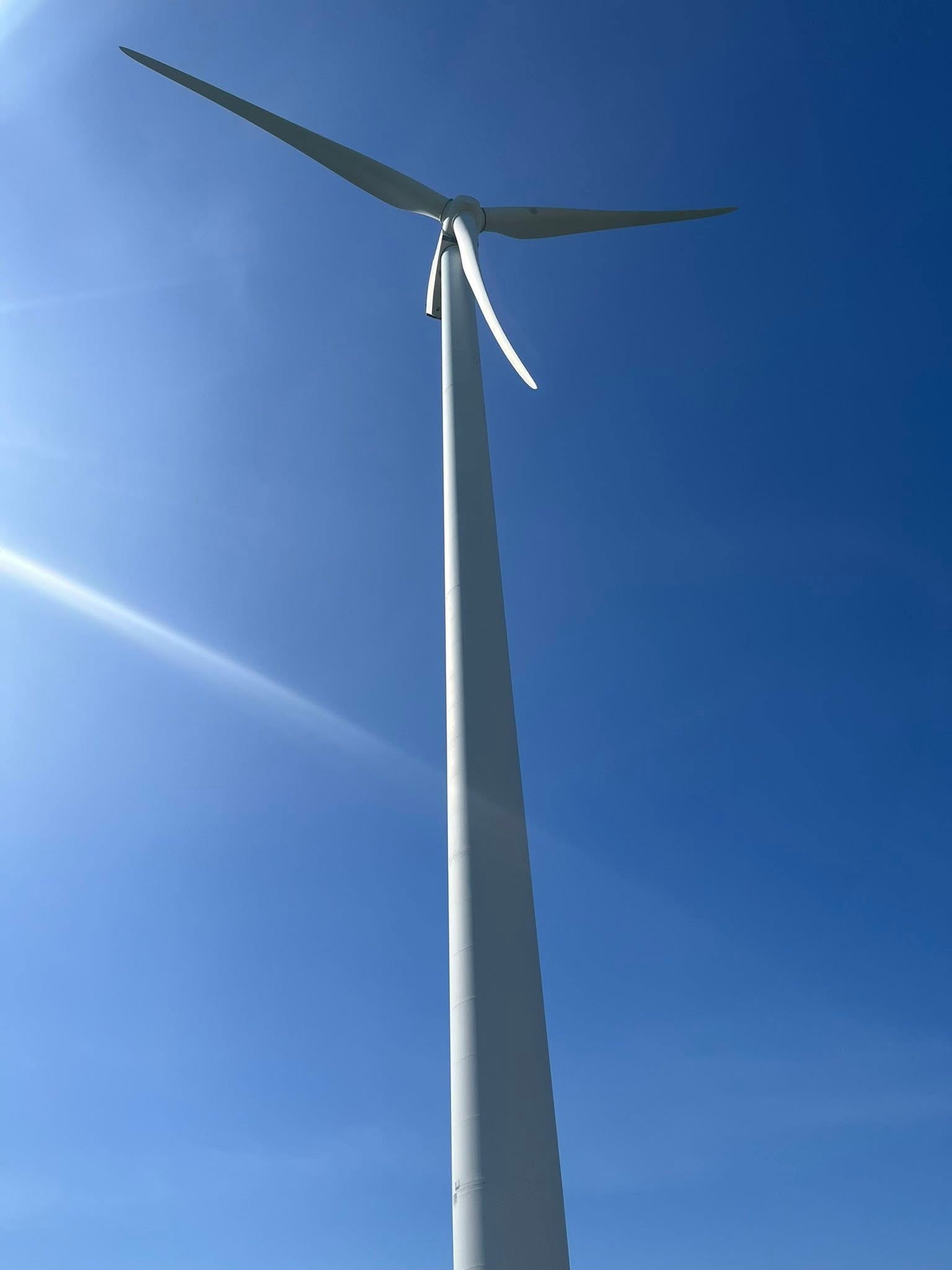 У Зборівській громаді встановили дві вітрові турбіни: шо це означає? (фото)