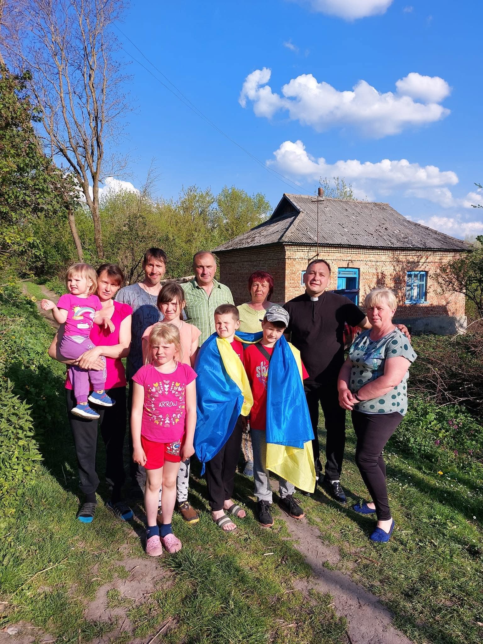 Священник розповів про життя вимушених переселенців у селі Шушківці (фото)