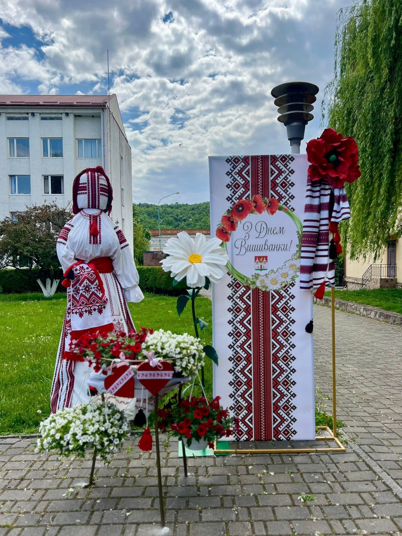 У центрі Заліщиків з’явилась фотозона у вишиванковому стилі
