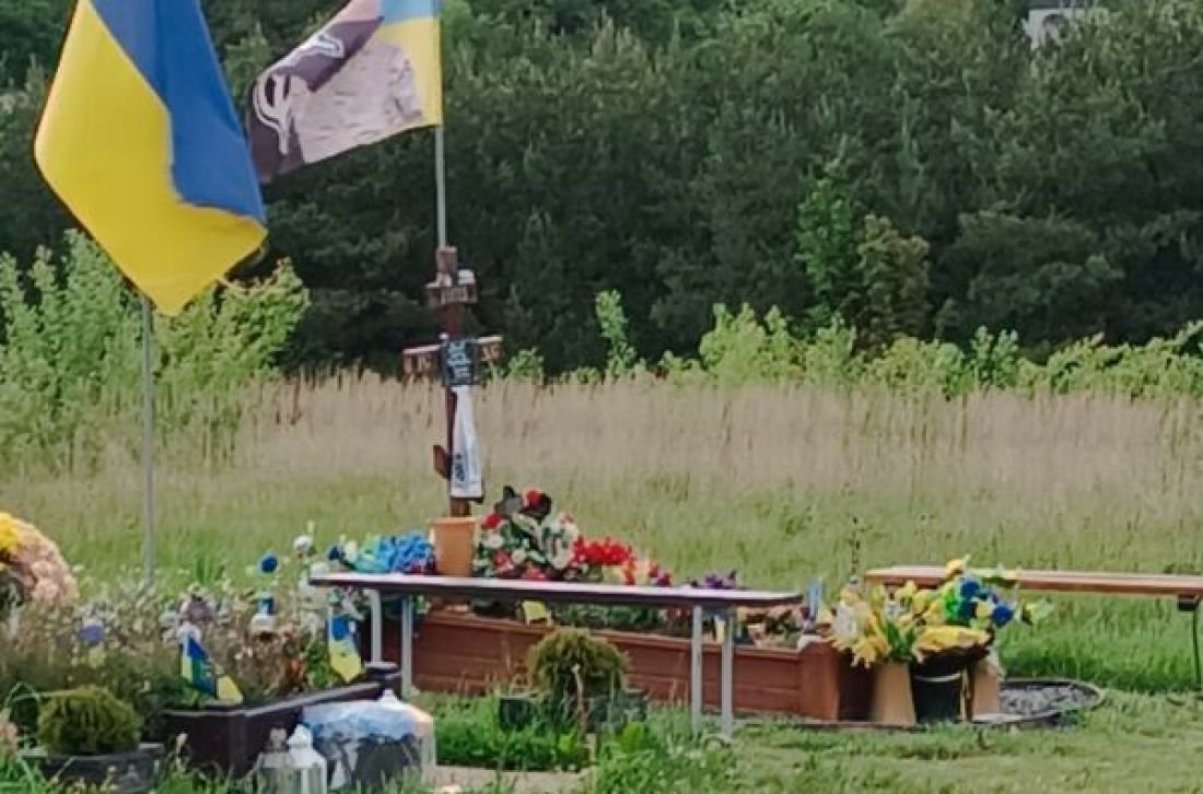 На Тернопільщині з могил воїнів зірвали фото та рушники 