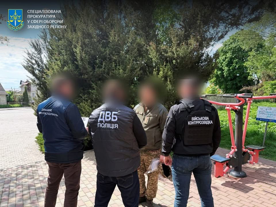 ДБР викрило військового, який вимагав 25 тисяч доларів за фальшиву довідку про непридатність до служби