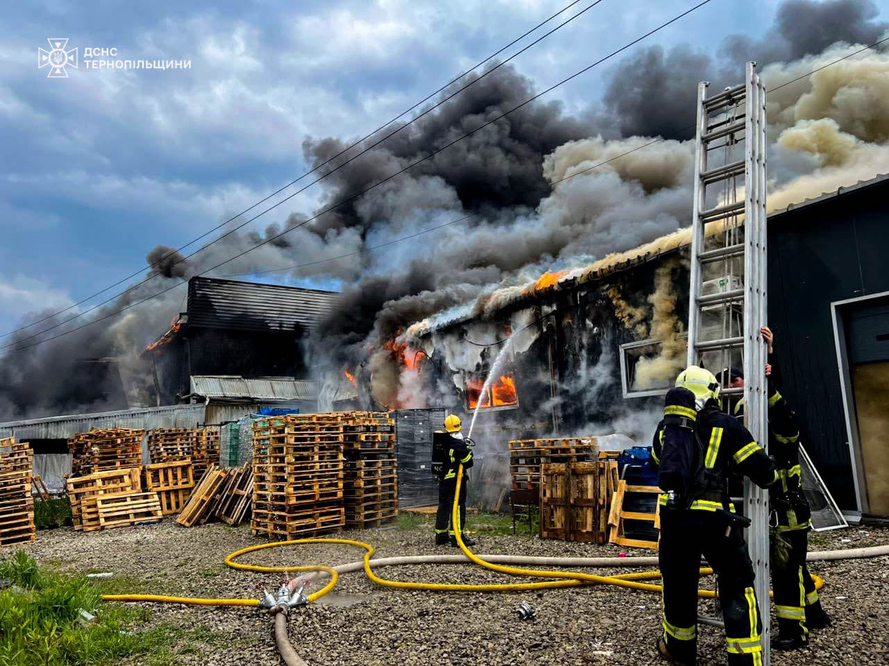 Пожежа на об’їзній Тернополя: сильний дим зупинив рух транспорту