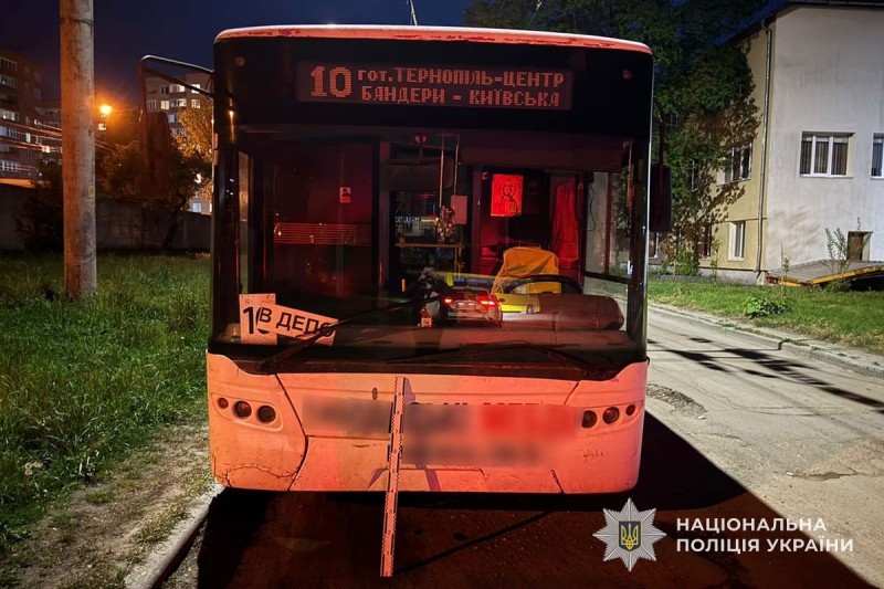 У тролейбусі жінка зламала руку: деталі