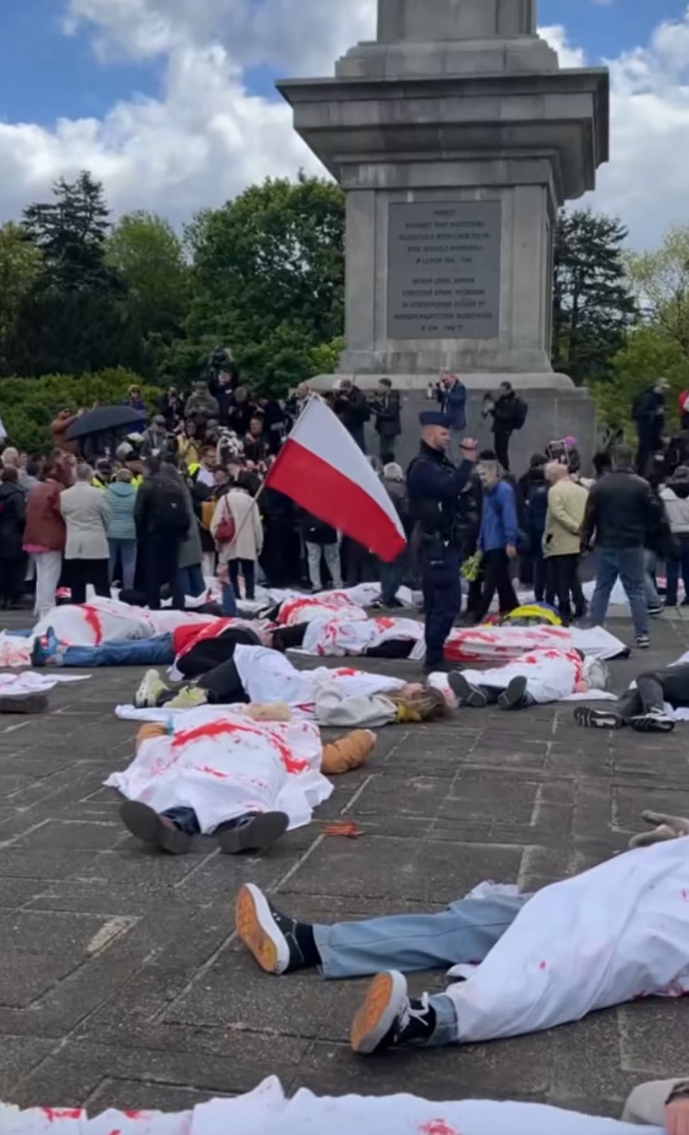 У Варшаві російський посол поклав квіти до радянського пам’ятника — українці провели акцію протесту (відео)