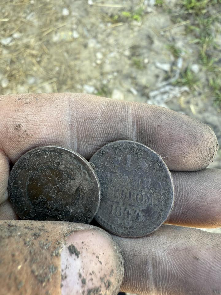 Священник з Тернопільщини викопав глечик із старовинними монетами на власному подвір’ї (фото)