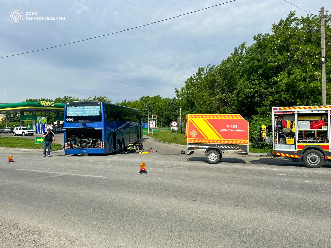 У Кременці рятувальники допомогли екскурсійному автобусу, що застряг на проїжджій частині (фото)