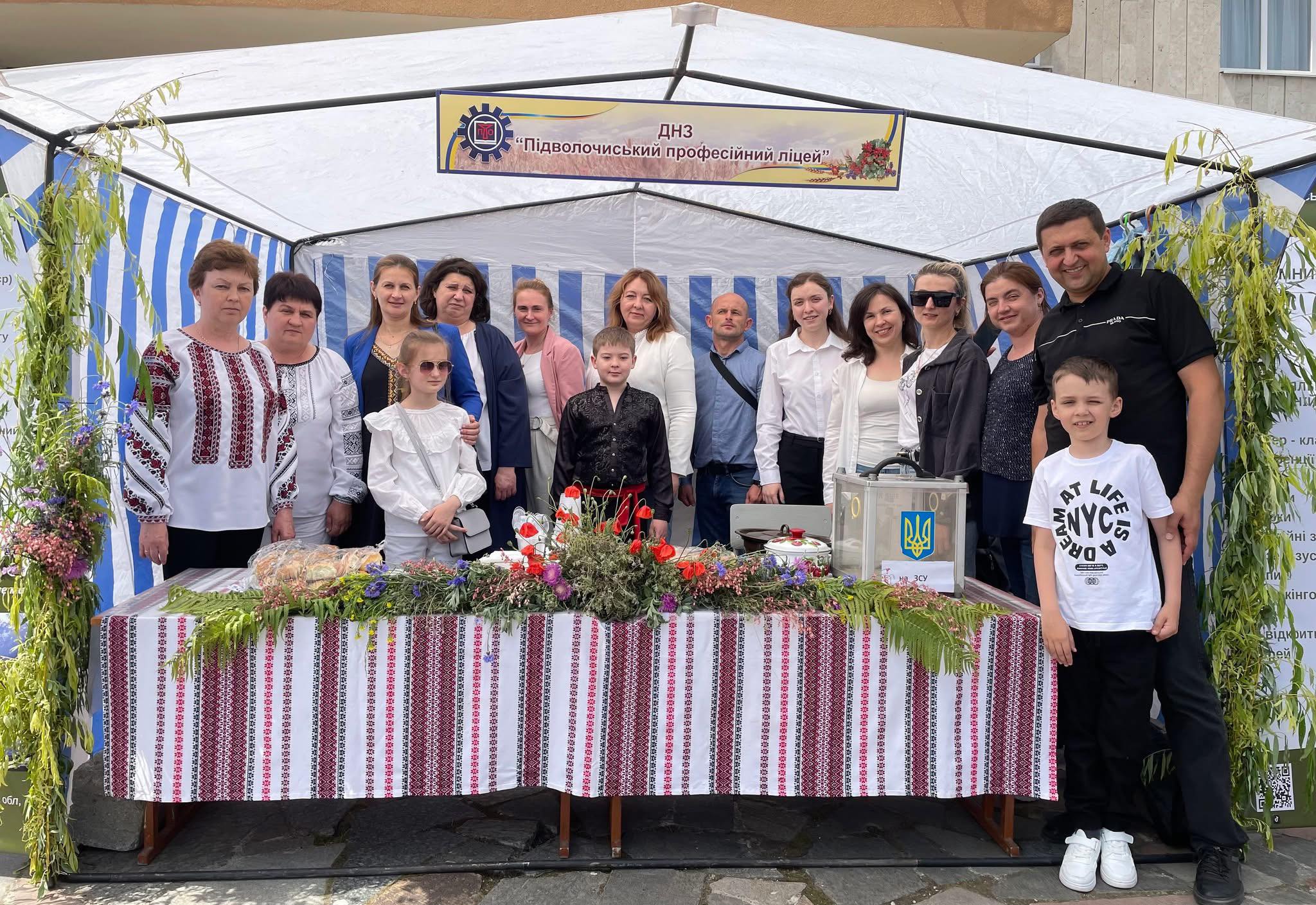 У Підволочиську на Зелені свята  відбувся фестиваль Зеленого борщу (фото)