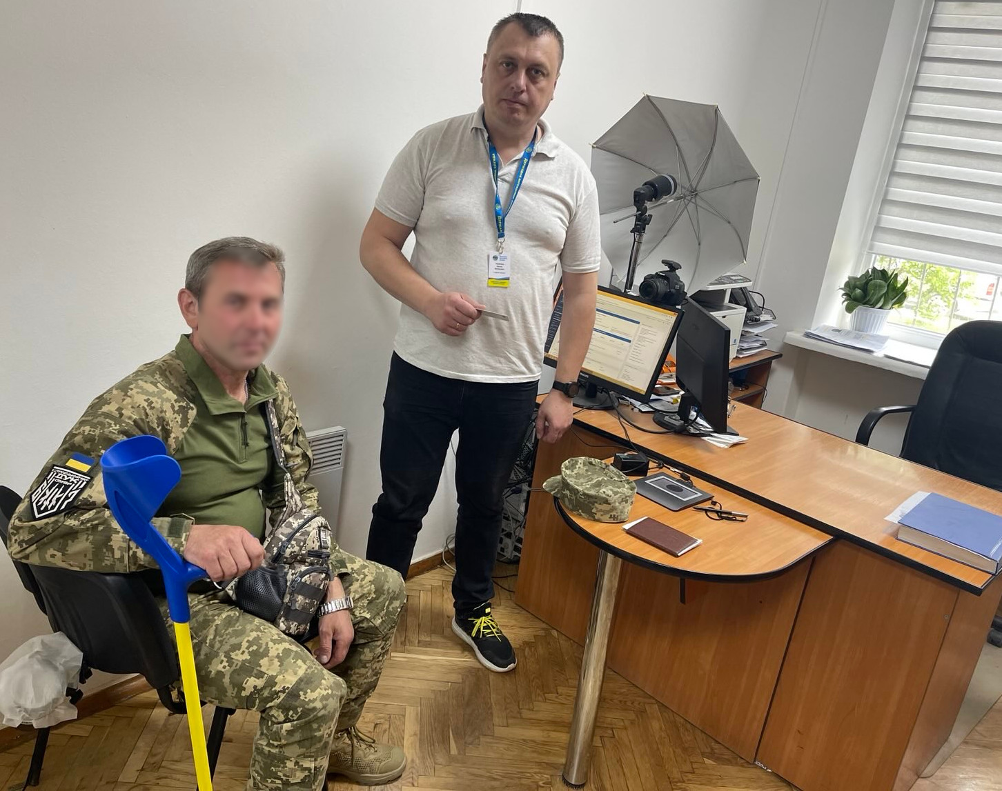 У Борщеві, військовий, що проходить реабілітацію, отримав нову ID-картку