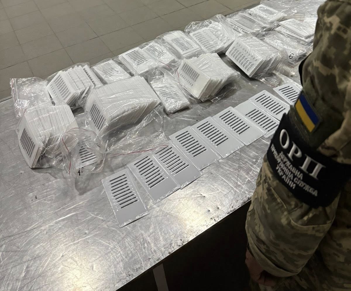 На кордоні з Польщею виявили понад 4 тисячі фрез для манікюру (фото)