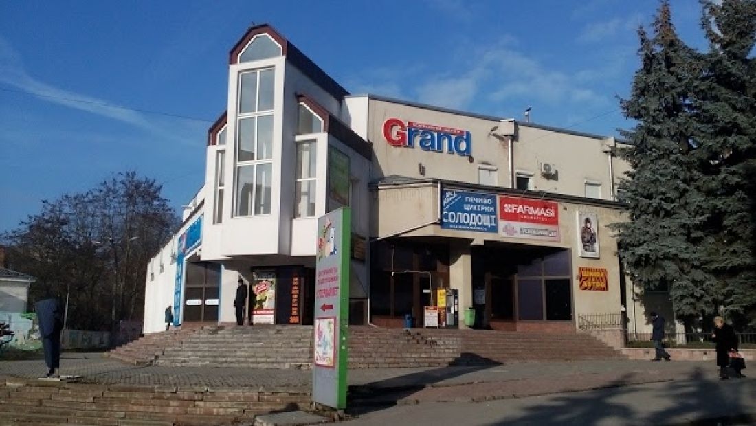 На площі Героїв Євромайдану вандали потрощили вітрини ТЦ Grand Bazar