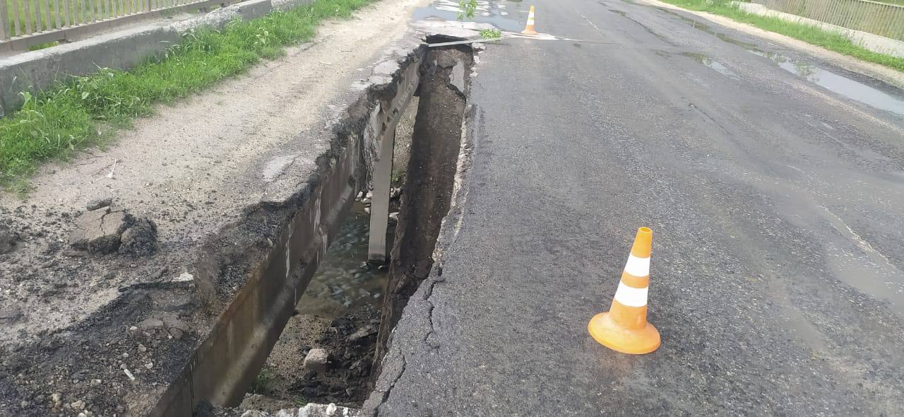 Поблизу Чернихівців через вантажівку обвалилася балка мосту