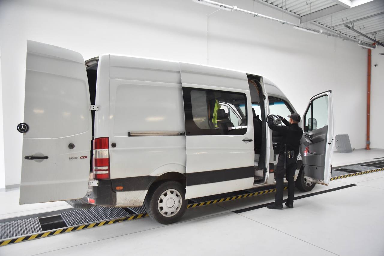 На кордоні виявили понад 250 таблеток з наркотиками в авто, що їхало з Франції до Тернополя