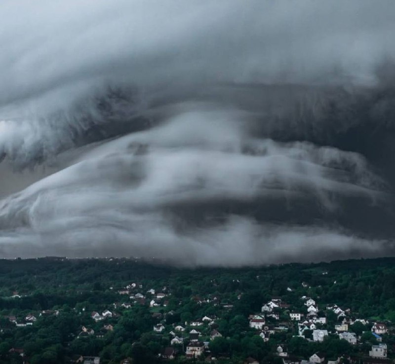 Фотограф з Кременця зафіксував краєвид перед бурею (фото)