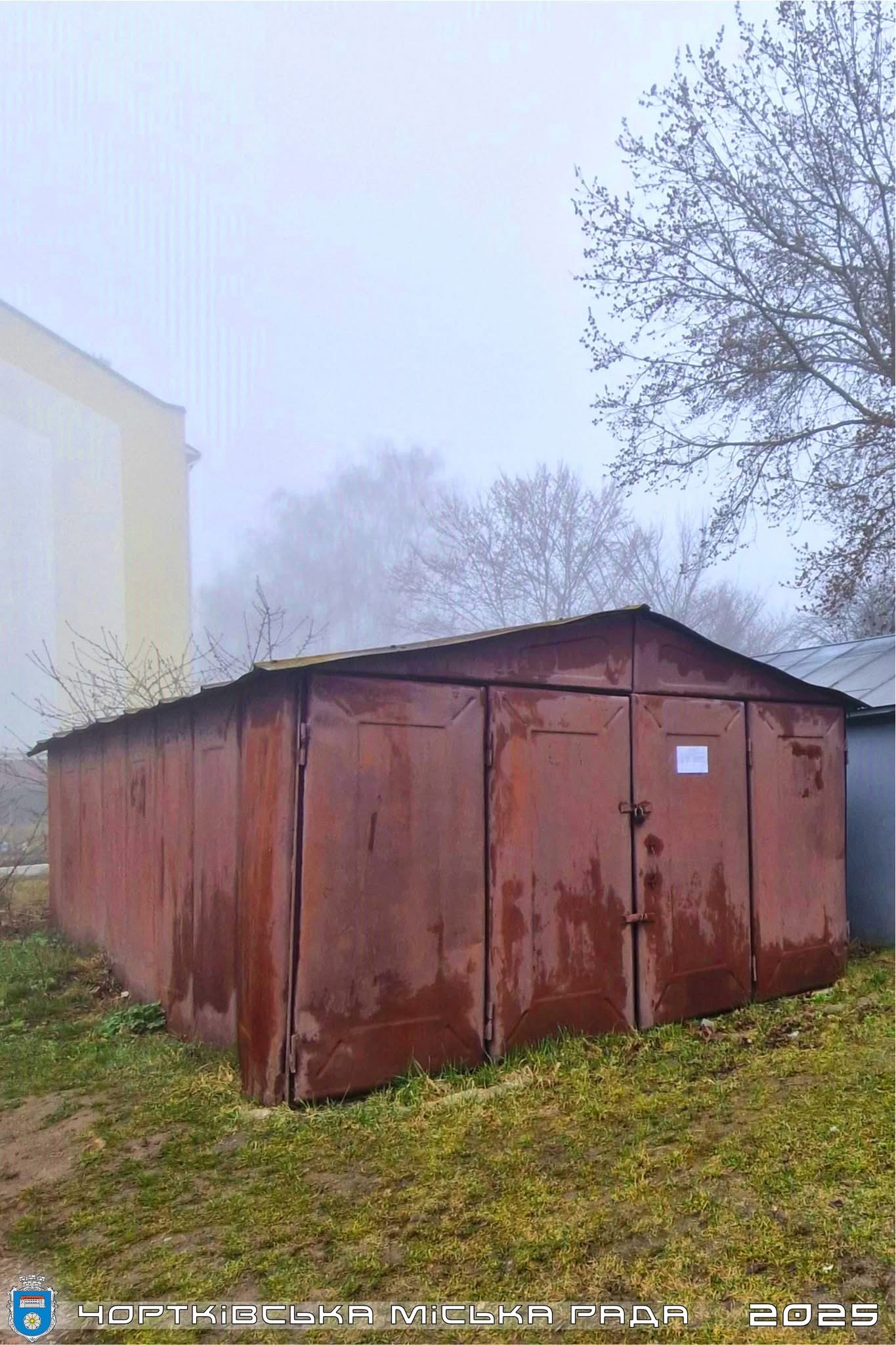 У Чорткові продовжують демонтувати незаконні споруди та рекламу (фото)