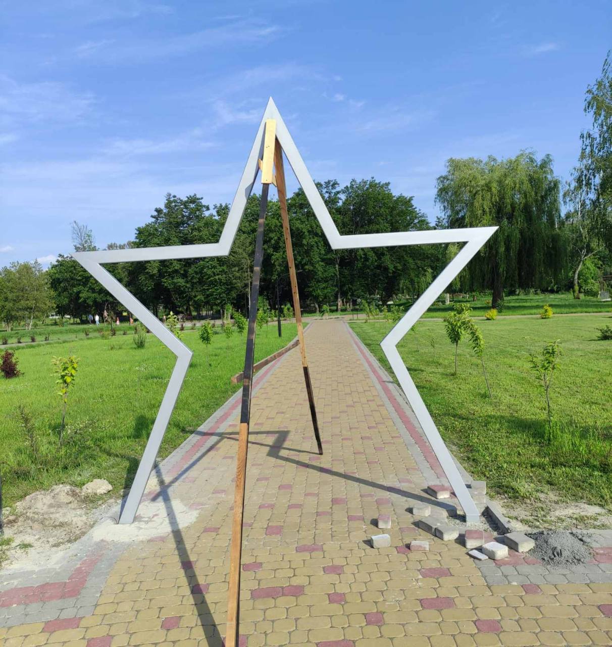 Арка у стилі радянської зірки з’явилася у Ланівцях