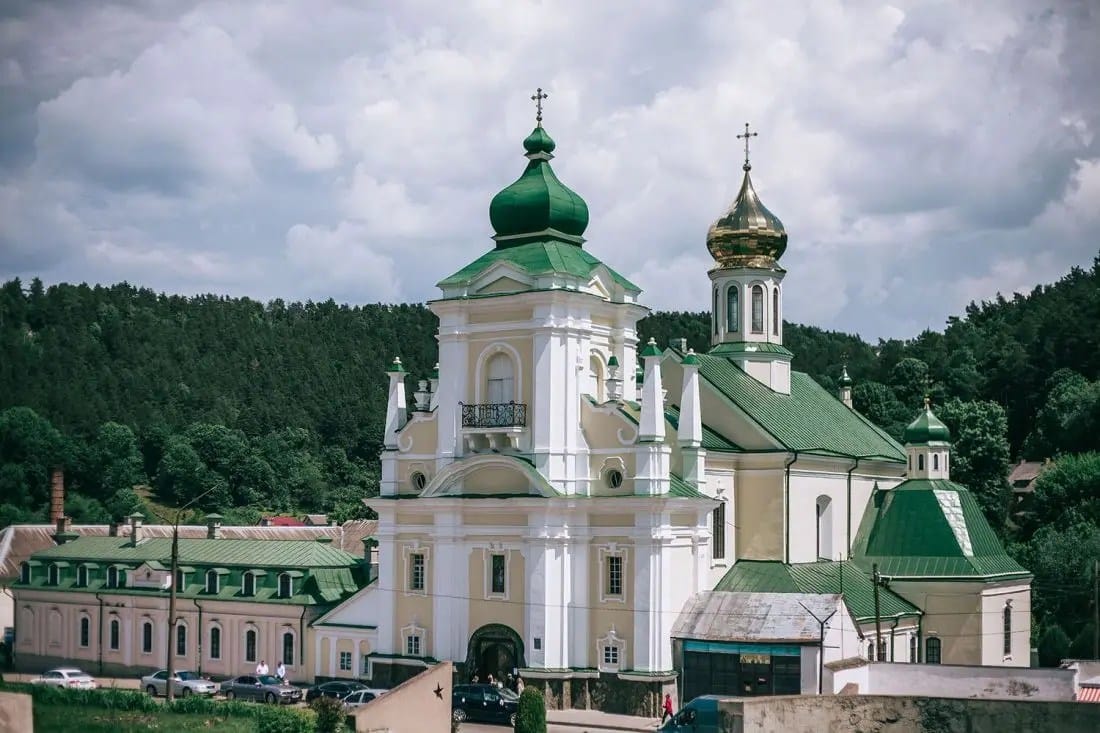 У Кременці відчинили двері храмів. Преображенський і Миколаївський собори стали доступними щодня