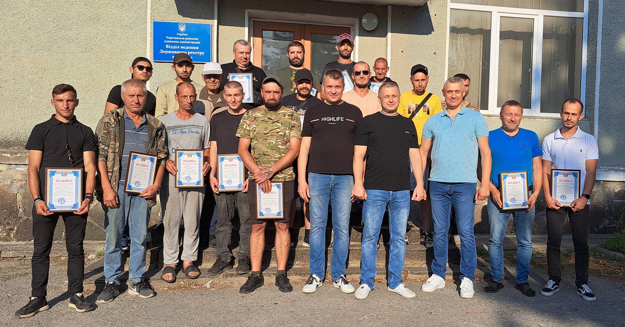 У Чорткові зустріли чоловіків, які повернулися після будівництва фортифікацій на передовій
