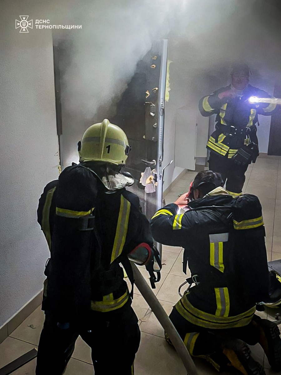 Пожежа на Тролейбусній. Рятувальники евакуювали людей з восьмого поверху