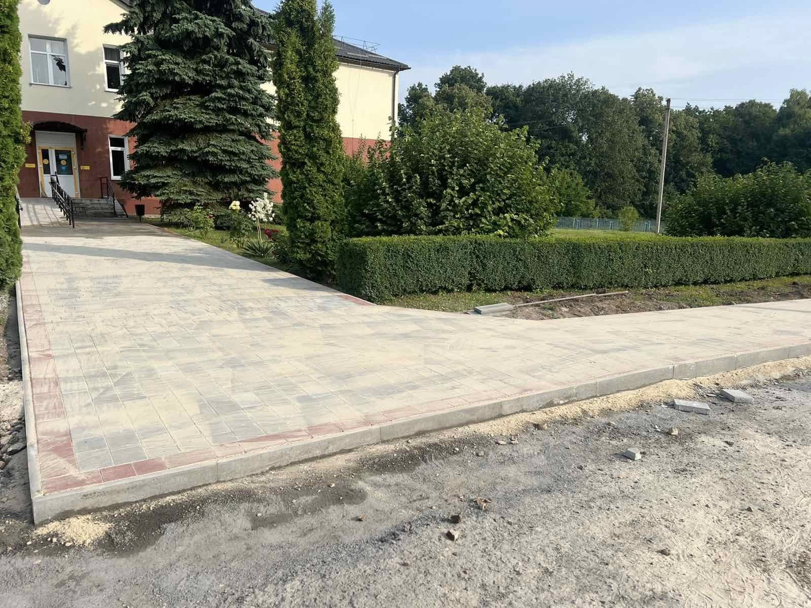 Подвір’я Великодедеркальської поліклініки оновили без жодної копійки з бюджету громади