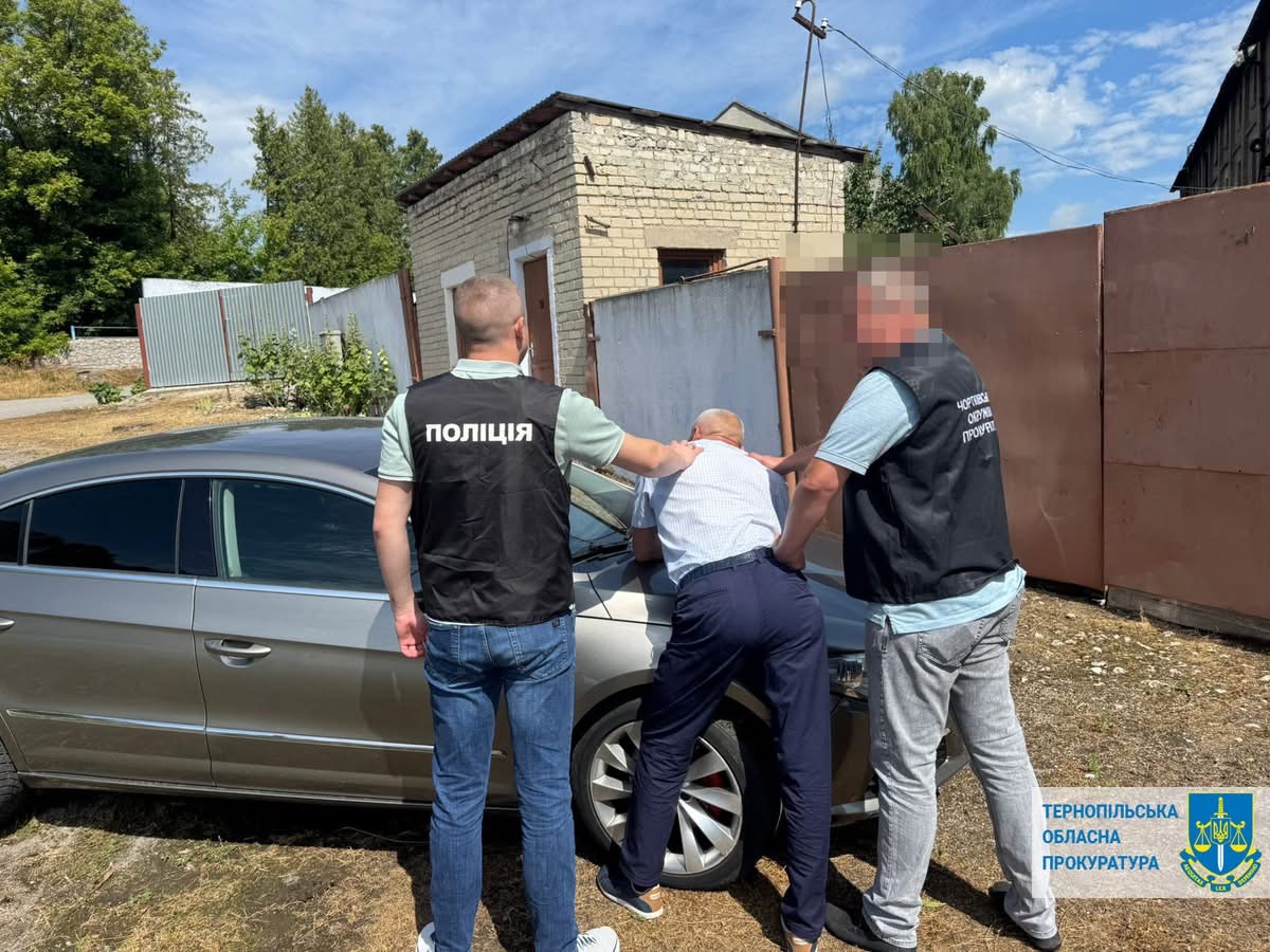 Директора комунальної установи підозрюють у вимаганні 50 тисяч гривень хабаря
