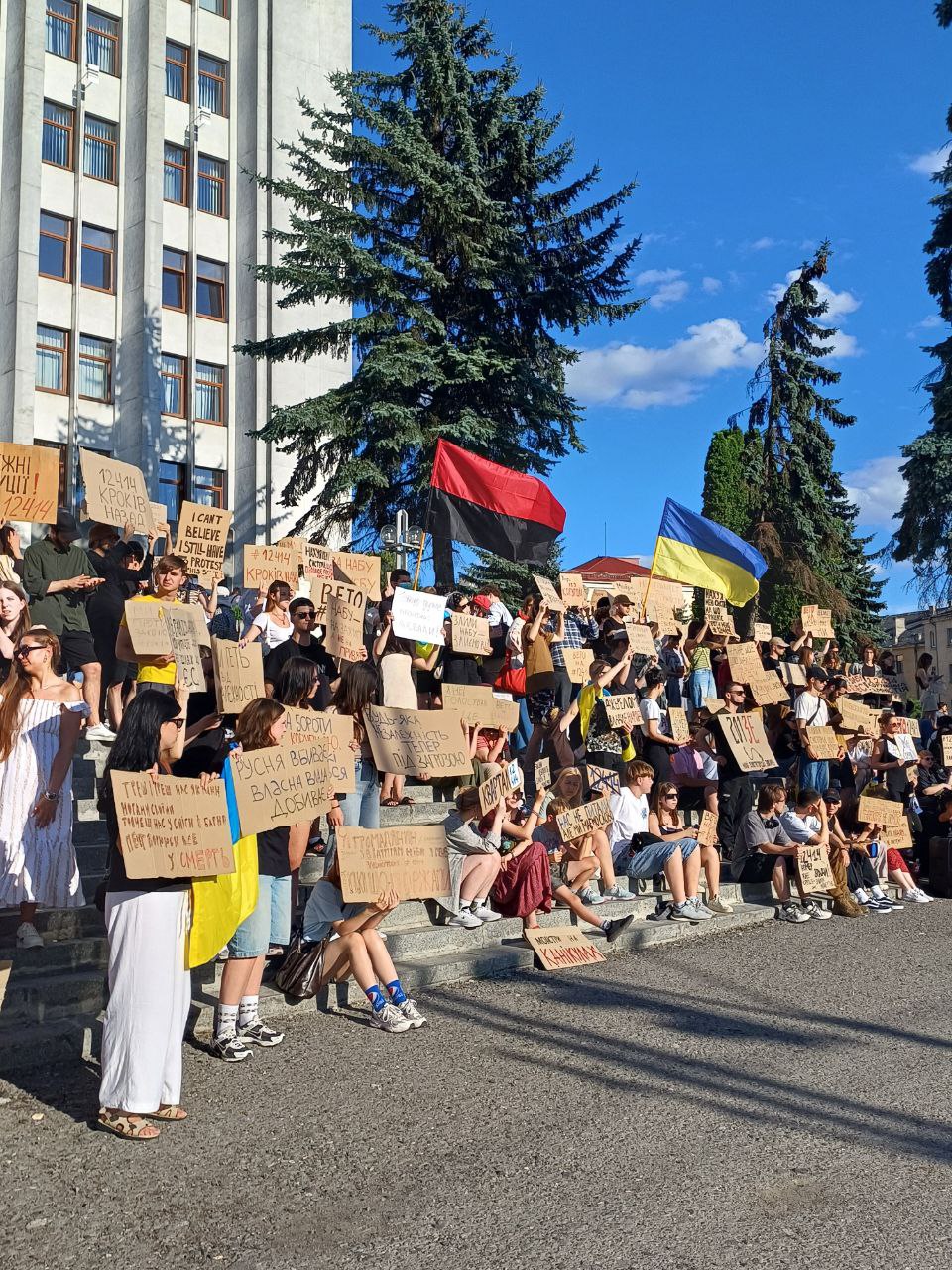 Дивіться фото з протесту біля Тернопільської ОВА