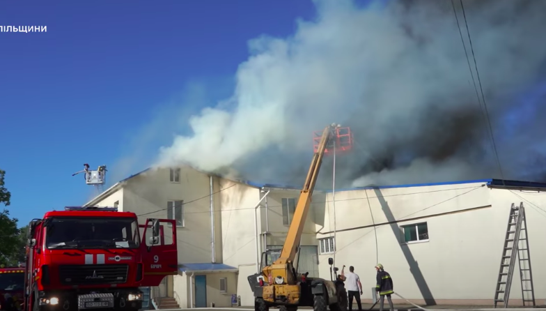 З’явилося відео масштабної пожежі на хлібопекарні в Бучачі. (ВІДЕО)