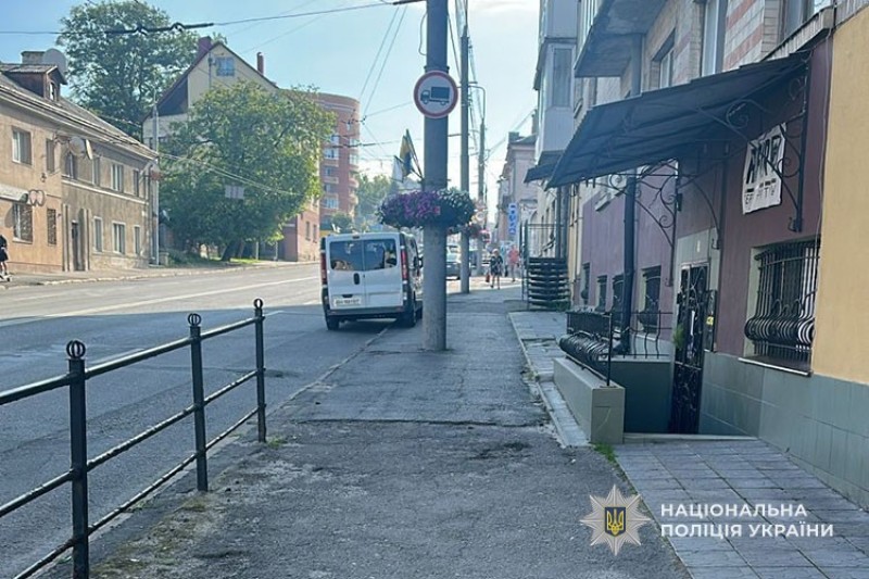 Самокатник у Тернополі збив жінку та втік