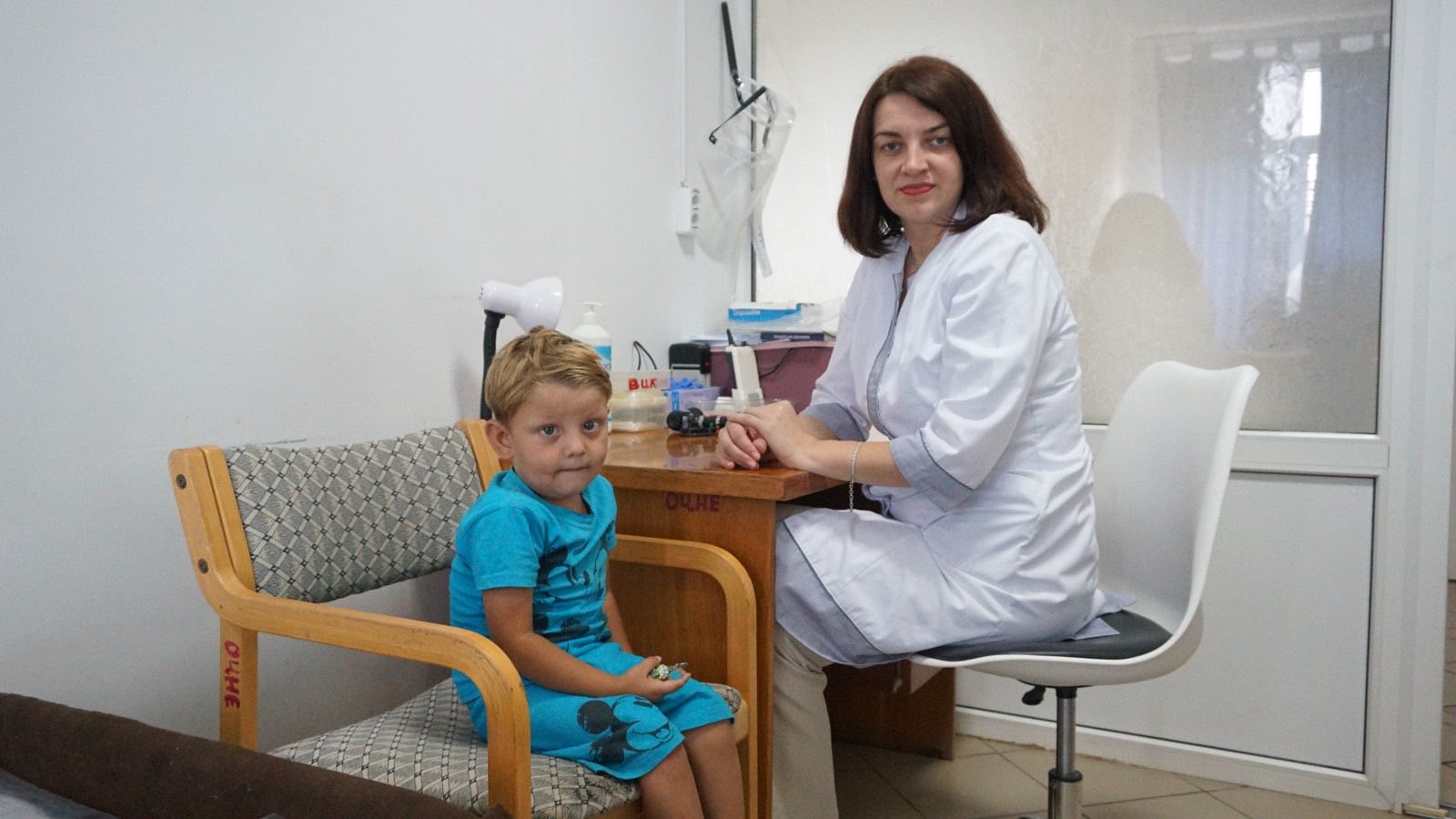 Медики Закарпатської лікарні врятували зір 3-річному хлопчику, який заклеїв очі суперклеєм