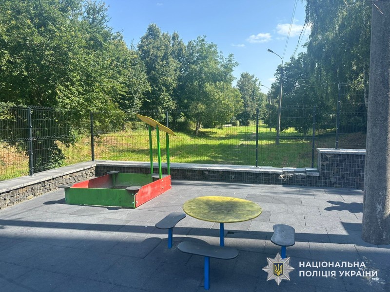 Стрілянина біля дитячого майданчика в Тернополі: 14-річні підлітки “гатили” з пістолета просто посеред двору