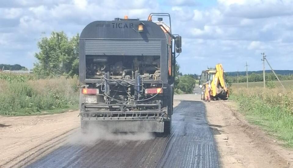 На Тернопільщині ремонтують місцеві дороги у форматі співфінансування