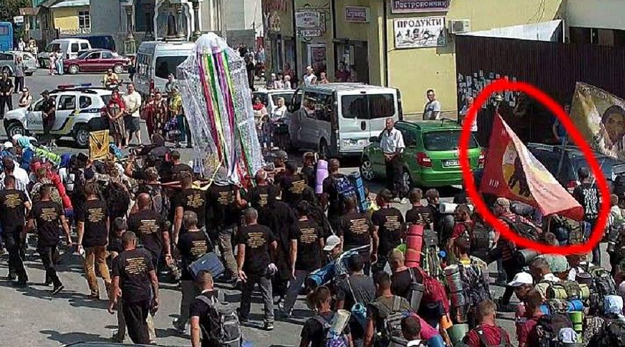 У мережі обурюються: на хресному ході до Почаєва прапори “ДНР”