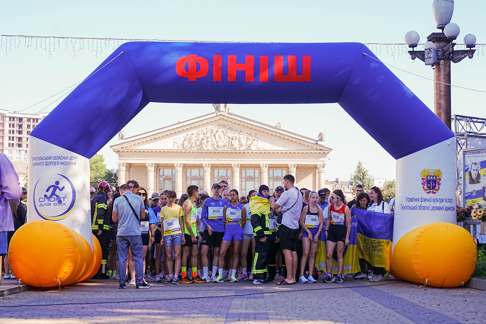 «Шаную воїнів, біжу за Героїв України». У Тернополі вшанували загиблих захисників патріотичним забігом