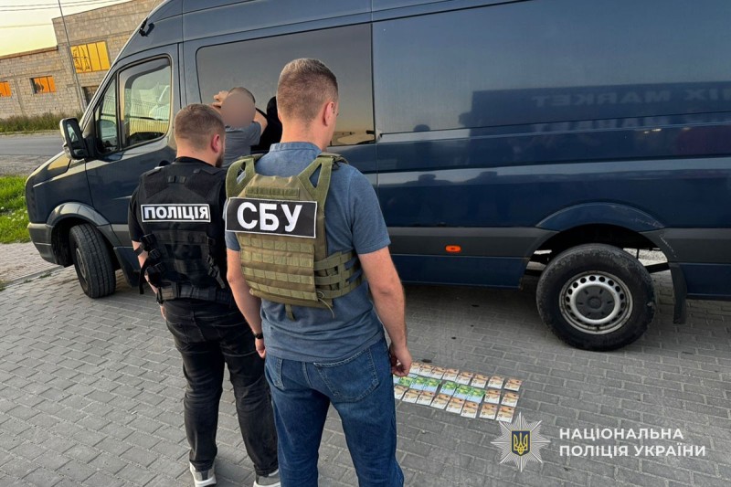 На Тернопільщині затримали чоловіка, який за 2 000 євро обіцяв зняти знайомого з розшуку