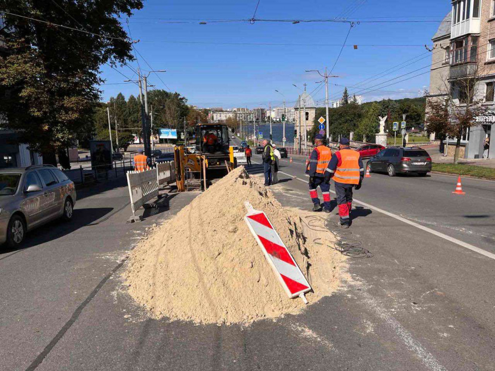 Розрита Руська. Аварійна яма перекрила рух у центрі Тернополя